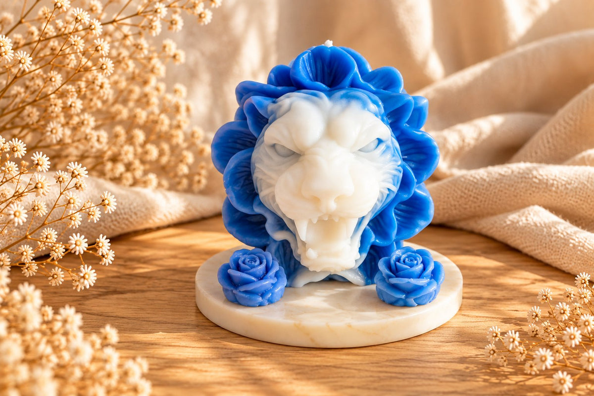 Bougie lion à crinière de fleurs bleues sur socle blanc