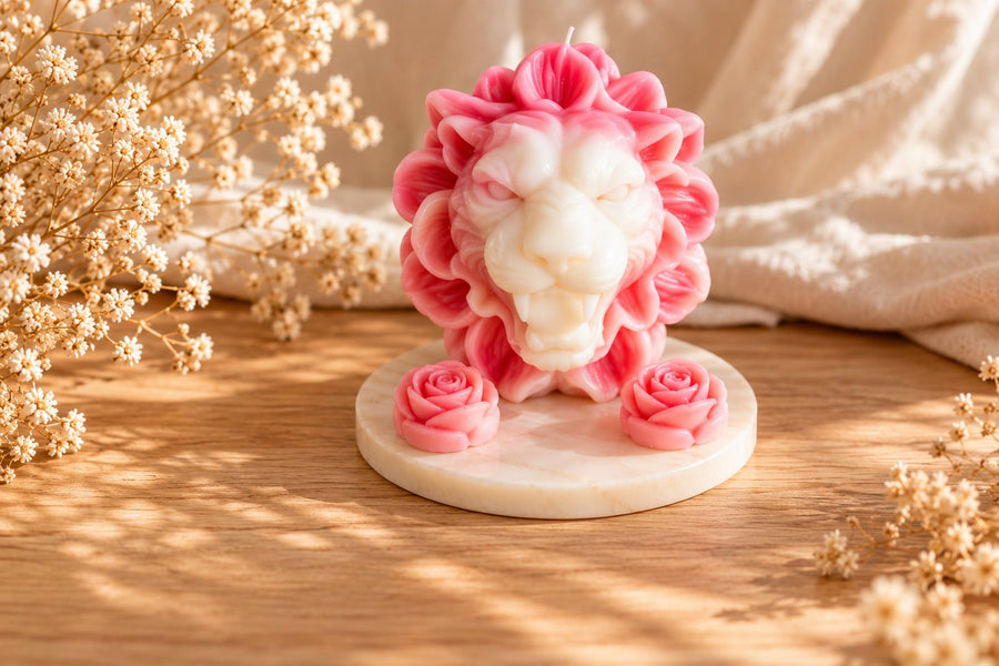 Bougie lion à crinière de fleurs roses sur socle blanc