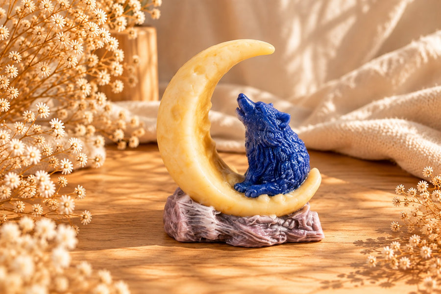 Bougie loup bleu hurlant assis sur un croissant de lune