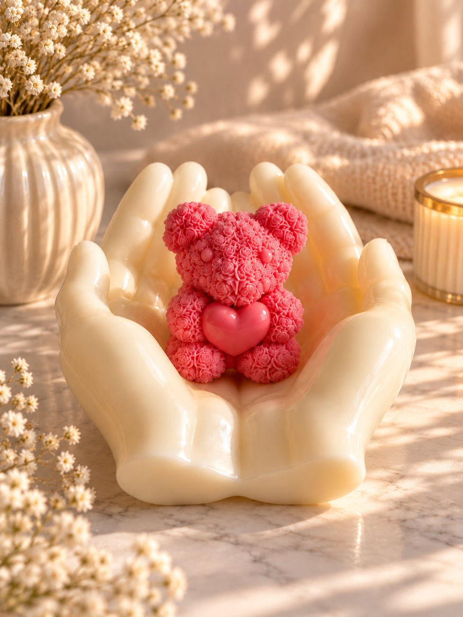 Bougie mains ouvertes accueillant un ourson en roses rouges