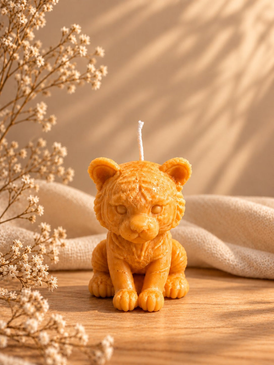 Bougie bébé tigre orangé assis